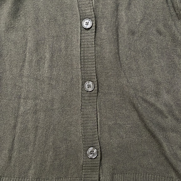 NWTG Lilac Bloom Buttoned women's long sleeve sweater, Size M - Picture 4 of 9